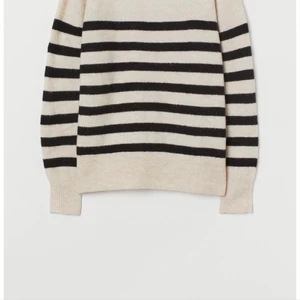 Stickad tröja - Säljer min randiga tröja och lägger ut den på nytt pga oseriösa köpare, buda bara om du verkligen vill köpa den💗