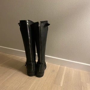 Primeboots - Primeboots i storlek 35 men passar även 36a (större i storlek). 
