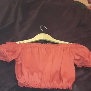 Röd tröja - Säljer denna röda fina tröja! Jag har växt och kan då inte ha den längre då den blivit för liten. Jätte fin och fräsch tröja. Man ser på sista bilden hur röd den är, då de ser lite orange ut på de andra. Frakt står köparen för.