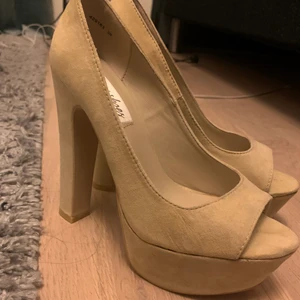 Skor - Säljer dessa snygga klackar då jag inte kan gå i dem längre lite för hög klack för mig de sitter tajt. Köpt för 450