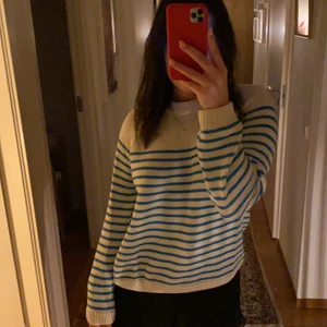 Zara stickat tröja - Jätte fin populär stickad tröja från zara. Kommer aldrig till användning och är nästintill oanvänd! Så snygg och skön💗