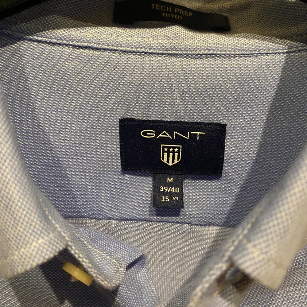 Säljer en ljusblå GANT skjorta i stlk M. Den är knappt använd så den är nästan som ny. Jag står inte för postens slarv.. Skjortor.