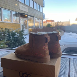 Helt nya Uggs - Helt nya unika Uggs som aldrig varit använda på grund av för liten storlek! Uggsen heter w classic mini rustic weave och är i storleken 36.