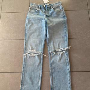 Helt nya oanvända zara jeans med slitningar i modellen mid-rise ((köpare betalar frakten))⚡️⚡️
