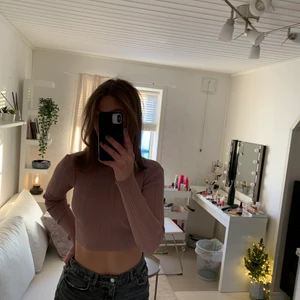 Zara topp st S - Säljer denna snygga och bekväma topp med knytning i ryggen. Toppen är i storlek S och är aldrig använd. Säljer toppen för 70kr och köparen står själv för frakten, betalning sker via Swish💗