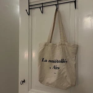 Tygkasse - Säljer min tygkasse som har en innerficka med dragkedja inuti!!💞💗 säljs för 80kr +frakt!😁