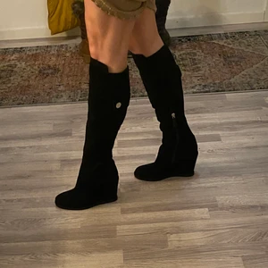 Guess stövlar - Svarta jättefina stövlar med kilklack från Guess i stl. 36. Använda en gång, så i nyskick! 