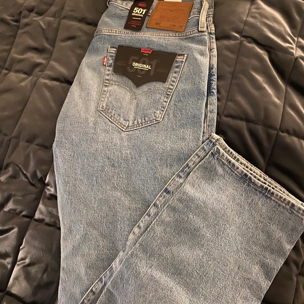 Säljer dessa fina ljusblåa jeansen i killmodell. Helt nya!. Jeans & Byxor.