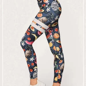 Stronger tights - Ett par träningstights från Stronger i bra skick, strl XS. Använd ett antal gånger men har inga synliga fel. Hög i midjan och en ficka bak för att lägga bland annat mobil eller nycklar. Köparen står för frakt. Orginalpris 799 kr, säljer för 200 kr *Bilderna är lånade* 