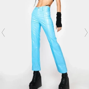 Blåa läder byxor  - Blåa leather pants i storlek XS, använda en gång, i nyskick. 