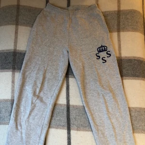 Mjukisbyxor strl. S - Bekväma och snygga mjukisar i strl S. De är ganska använda så tecken på användning finns, slitning och enstaka fläck. Dom är från Stockholms Seglarsällskap. Tillhörande hoodie finns i min profil. 