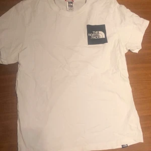 Vit The North Face, T-Shirt. - Enkel vit t-shirt, The North Face, minimalt slitage, storlek L men sitter känns nästan som en M, kan diskutera priset.