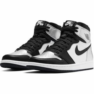 Air Jordan 1 silver toe - Säljer nu mina fina air Jordan 1 silver toe i storlek 39. Köpta i april 2021 för 2100kr. Fint skick men med några defekter längst bak! Kommer med orginal förpackning och extra silvriga skosnören. Skriv till mig privat för fler bilder! Går att mötas upp i Stockholm stad för provning. Frakt betalar köparen!💗