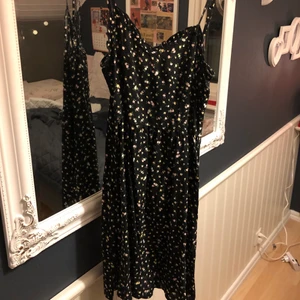 Hm klänning  - Sjukt fin klänning från hm, storlek XS i dam. Mycket bra skick 