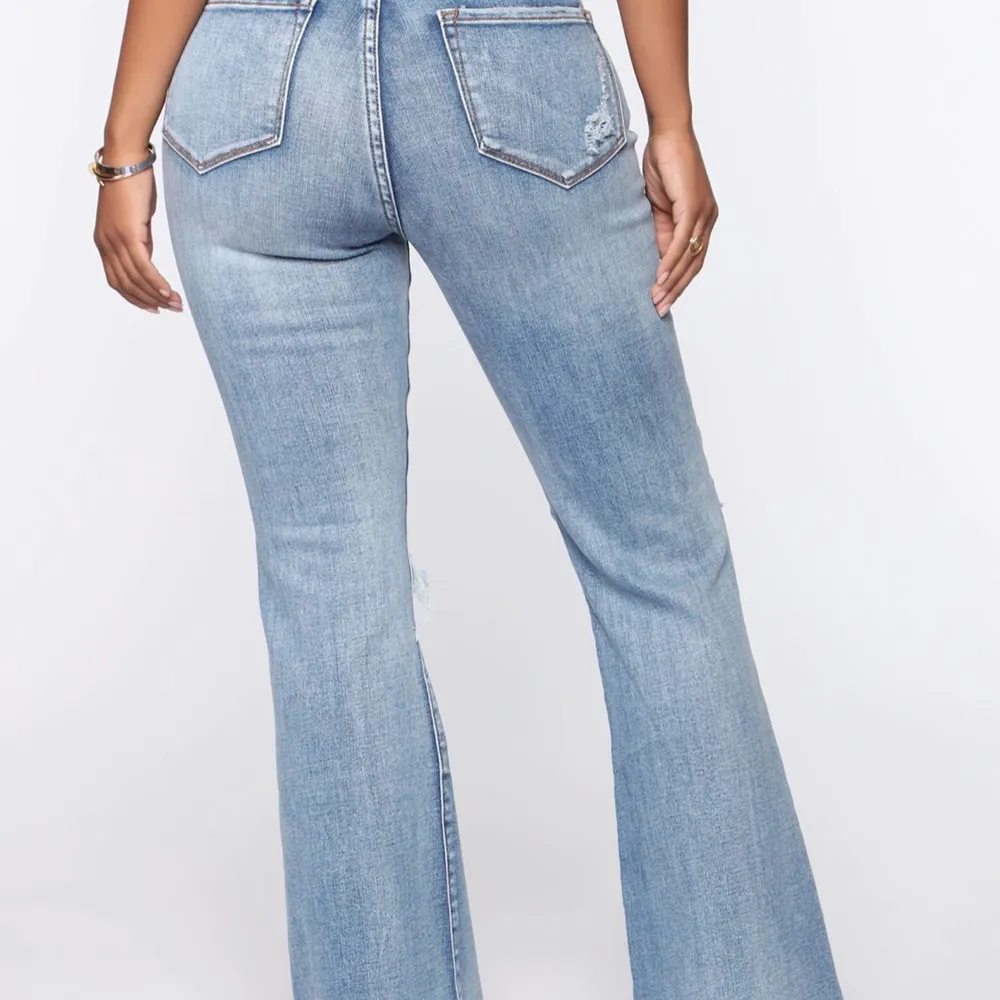 Ett par blåa högmidjade jeans från Fashion Nova som jag endast använt några fåtal gånger eftersom de inte är min stil. Bilderna är ifrån fashions nova sida! Skriv för fler bilder🤍 (obs, står inte för frakten eller postens slarv). Jeans & Byxor.