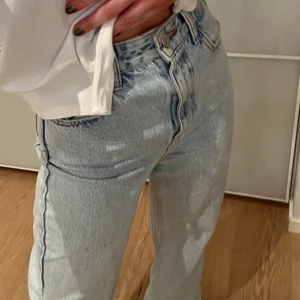 Zara jeans - Blåa jeans från Zara i storlek 32, endast testade! Lite långa på mig som är 160 cm. 150 + frakt