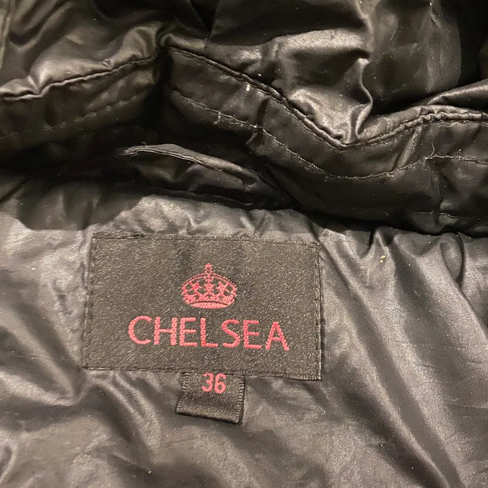 Jätte fin vinter jacka från Chelsea köpt för 1995kr sparsamt använd. Älskar denna jackan men den har tyvärr blivit för liten☹️. Jackor.