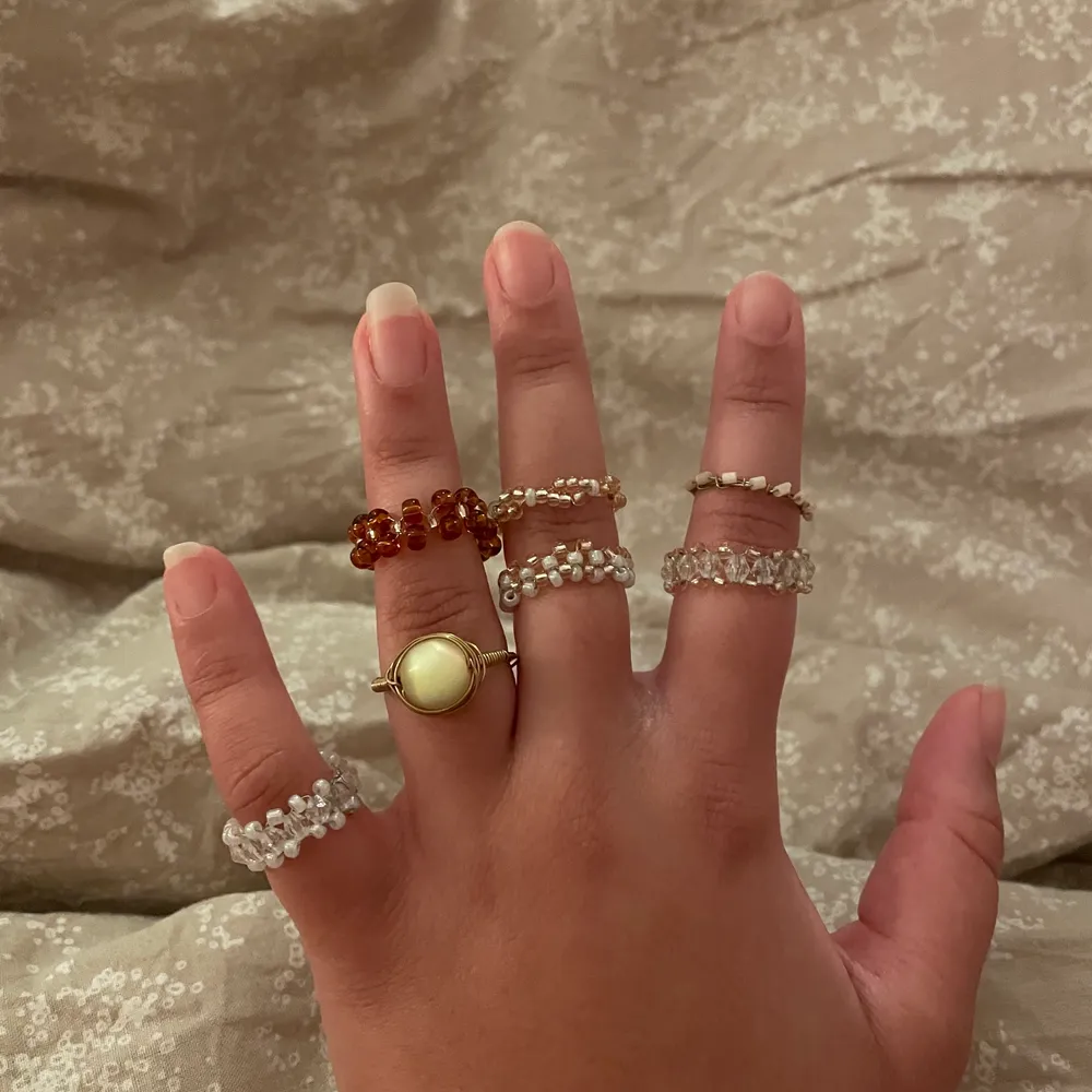 Säljer handgjorda ringar i olika storlekar och stilar! Skriv vid pris eller fundering :) Kolla gärna in min andra annons för flera ringar <3. Accessoarer.
