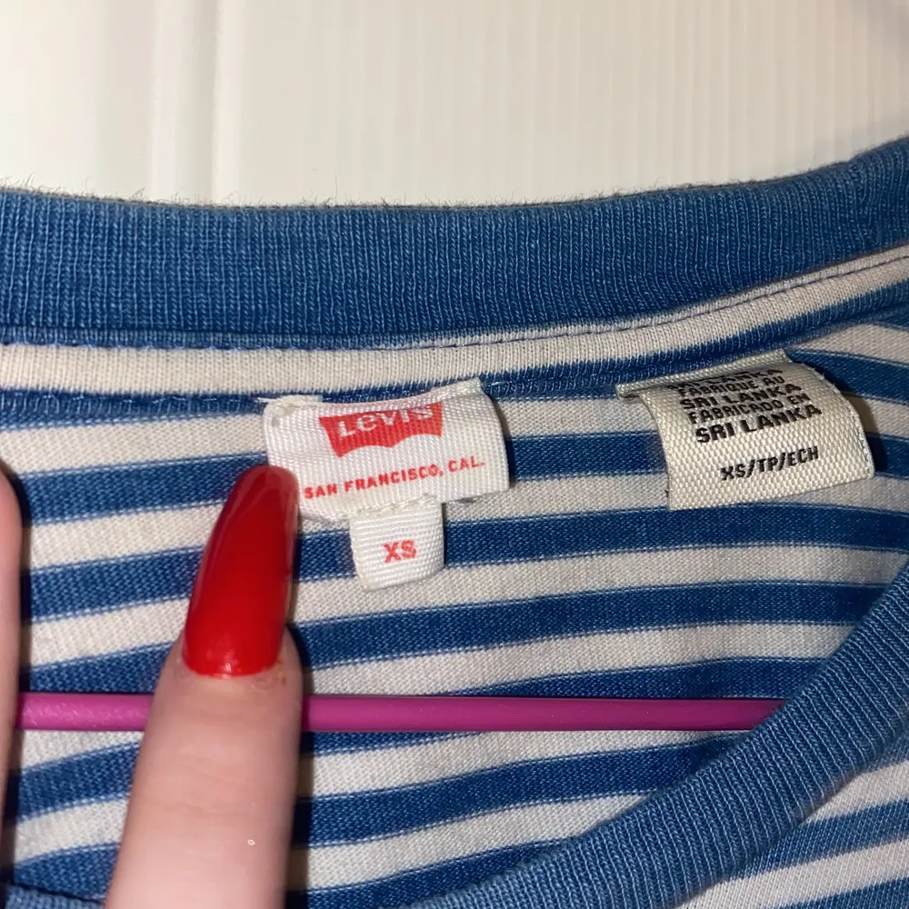Jag säljer en jätte fin och bekväm levi’s tröja!! Den är i storlek xs men är ganska stor 💙  endast 150kr ⚡️⚡️ FRAKT PÅ 66kr 📦 kom privat för intresse 💙. T-shirts.