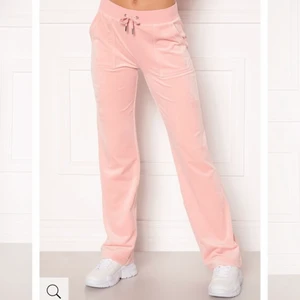Juicy couture  - Säljer nu dessa så snygga ljusrosa juicy byxorna, jag gillar inte riktigt färgen och det är därför jag säljer. Skorv privat för egna bilder. Är även öppen för byten till en annan färg i storlek S eller XS. Köp direkt för 800kr. På budgivningen måste man öka priset med minst 30kr!