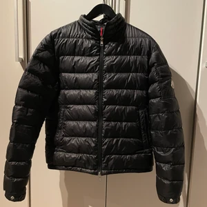 Moncler jacka - En moncler lambot som nu skall säljas. Köpt på NK classic i storlek 3(strl M) och är sparsamt använd under hösten/vintern. Jackan är köpt för 9000 och har suttit en prislapp 3900kr där kvitto, tags m.m medföljer! Jag bruder på frakten ☺️  hör av dig vid frågor! 