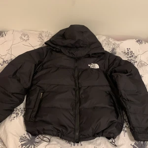 North face jacka  - En helt ny North face jacka från Zalando i storlek M som kostade 2500kr men jag säljer den för 1200kr. Frakten kostar 100kr 