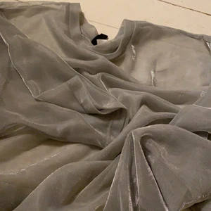 H&M - En genomskinlig tröja från H&M som är jätte snygg till en tröja/linne man har under så sjön och väldigt svalkande vid sommaren köpte den för 200kr och nu säljer jag den för 30kr den passar typ alla som har runt XS-L