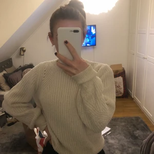 Vit stickad tröja med vida armar - Mysig tröja, bra passform och fint skick  