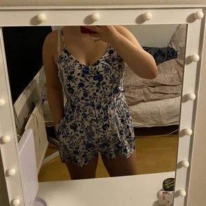 Playsuit  - Jättesöt playsuit med justerbara band. Storlek 38. Använd fåtal gånger, i fint skick. 