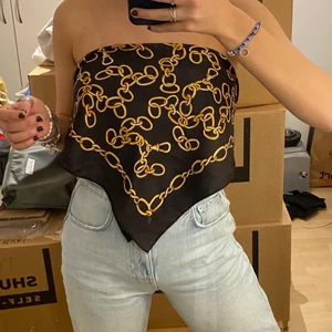 Topp/scarf! - Säljer denna scarf från H&M som jag har använt som en topp! Skatten är relativt stor men skulle uppskatta en storlek mellan XS-M! Säljer den för 80kr!
