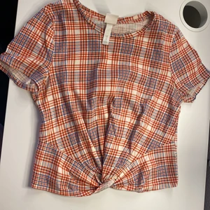 Topp från HM - Här har vi en söt, rutig top från hm i storlek XS. Toppen har en liten knytning som detalj längst ner. Använt ett par gånger men säljer nu för att den är för liten!🙂 Köparen står för frakten.