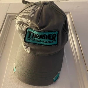 Trasher keps - Säljer min skitcoola vintage trasher keps😩 den är justerbar och är perfekt, helt felfri och i super skick. Buda!💗 kolla gärna in min sida där det finns mer!