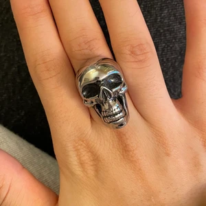 Dödskalle ring - Säljer denna fina ROSTFRIA ringen för 80kr. Super bra kvalitet💕 köpte den på shock för något år sedan.❤️ köparen står för frakten💕 köpt för 200kr!!