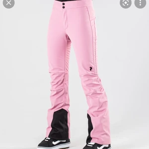 Peak Performance Stretch Snowboardbyxa - Säljer mina skidbyxor som är använda 5 gånger och är i nyskick, inga defekter! Säljer de då jag har växt ur de i midjan. Modellen på byxorna heter Peak Performance Stretch Snowboardbyxa Dam Frosty Rose, nypris är 2200kr och de är köpta på skistar i Vemdalen! Priset kan diskuteras  • Gylfen består av Dubbla knappar och dragkedja  • Midjeband är Inte justerbart  • De har inga fickor  • Benslut är inte justerbart  • Passform=Tajta • Övriga egenskaper / Ledade knän, Förstärkta ankel paneler
