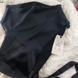 Satintopp bikbok - Helt oanvänd satintopp från bikbok. Strl m men passar s också ✨ nypris 299:-