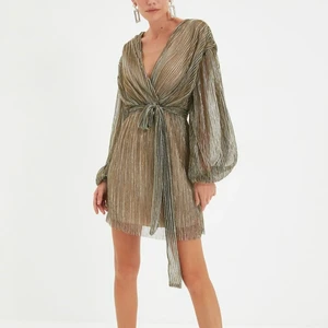 Festklänning - Säljer min supersnygga slutsålda fest klänning från trendynol då ja har hittat en jag gillar mer. Den är i storlek 40 men skulle säga att den passar bättre som en 38. buda i kommentarerna💕