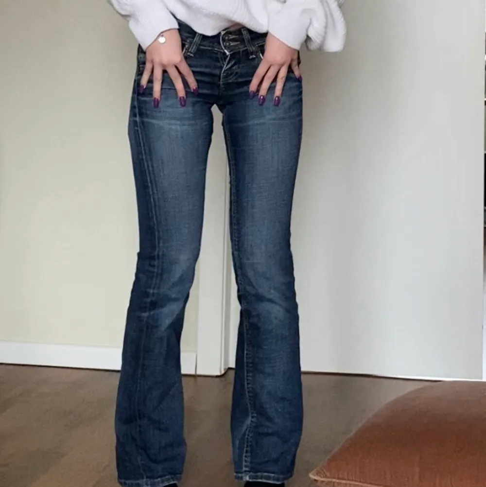 Jättesnygga LågMidjade jeans från Lee, storlek W24 L31. Säljer pga att dem är lite försmå för mig. Jag brukar ha storlek XS/S så skulle säga att dem passar någon som brukar ha XXS/XS. Dem är i bra skick! Inte jätte långa men dem når mig precis till fötterna (jag är ca 165 cm).. Jeans & Byxor.