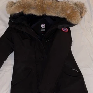 Canada goose rossclair parka - Köptes i februari 2021 för 10699kr (kvittot finns!). Inga som helst fel på jackan, den är helt i nyskick men säljs pga jag gått upp i vikt och den inte längre passar (min syster på bilderna). Den är svart och i storlek xs men kan även passa en s. 