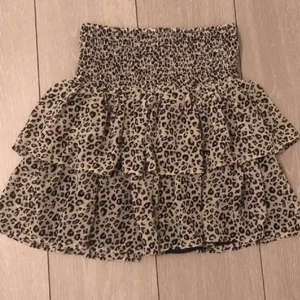 Volangkjol - Jättefin kjol från Kappahl💕 Säljs inte i butik eller online längre. Skulle säga att den passar alla upp till ungefär 1.68 då jag är 174 och den är lite för kort för mig. Aldrig använt, i nyskick☺️ Köptes för 199kr, skriv privat för fler bilder. 