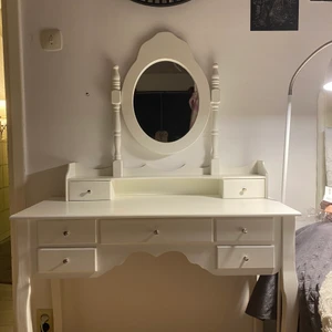 Möbler (skrivbord)  - Nu säljer jag mitt gamla smink bord då jag ska köpa ett nytt. Bordet är i mycket fint skick och har inga fläckar på sig även fast den är vit. Bordet är rymligt inte för litet och inte för stort vill du ha mått är det bara att kontakta mig privat. Hör gärna av dig❤️ den kostar ny 800kr säljer nu för 500kr billigare. Skrivbordet är köpt för ca ett års sedan så det är inte så gammalt, men priset kan såklart diskuteras. 