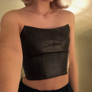 Korsett topp  - Superfin mörkbrun topp som är helt helt ny, aldrig använd! Perfekt till nyår eller andra fester 🙌🏼 Storlek 34 men passar mig som brukar ha S i kläder. Köp direkt för 250 inkl frakt 