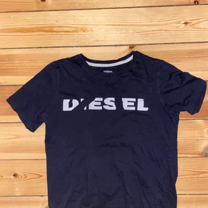 Diesel T-shirt  - Diesel t-shirt med text fram och logga bak                     Storlek 156-164                                                            Skick 8,5/10