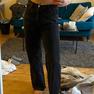 Svarta yoko monki jeans i storlek 36!! Perfekta men kommer inte till användning. Har en lite skada på baksidan (inget som syns med tröja) därav priset🤍