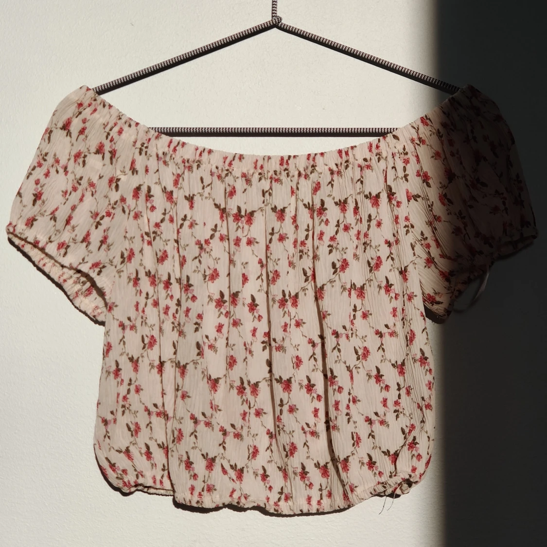 Blommig topp från She + Sky