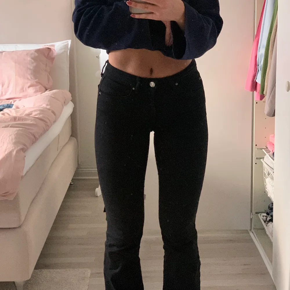 Svarta jeans i storlek xs!! Väldigt fint skick⚡️ Låg midja och bootcut + ganska långa ben🤩 stretchiga och formar kroppen fint💘Buda!!. Jeans & Byxor.