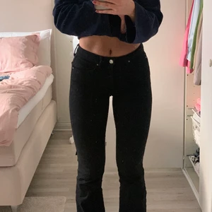 Svarta jeans bootcut - Svarta jeans i storlek xs!! Väldigt fint skick⚡️ Låg midja och bootcut + ganska långa ben🤩 stretchiga och formar kroppen fint💘Buda!!