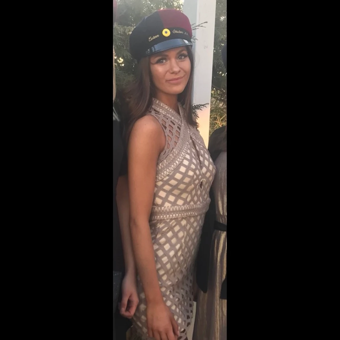 Beige klänning i stuktur från Missguided