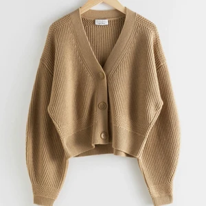 Mjuk kofta från &otherstories  - Jättemjuk kofta från &otherstories i storlek XS men passar S också. Använd ett par gånger bara så fint skick. Balongarmar. Inköpt för 790kr. 