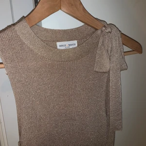 Glittrig topp - Gullig glittertopp! Stretchigt material så passar nog både S och M 🌷