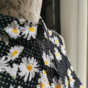 Klänning - Blommig klänning i storlek 42. Lite öppen i ryggen! Hör av dig för fler bilder :) Fint skick! Frakt tilllkommer☺️